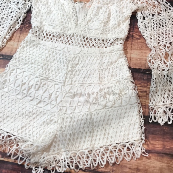 << White Crochet Lace Deep V BellSleeve Romper >> - Picture 4 of 8